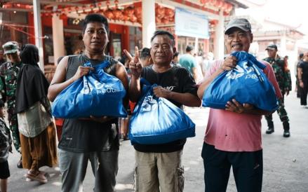 BRI melalui aktivitas BRI Peduli menjalankan Program “Berbagi Bahagia Bersama BRI” dengan menyalurkan bantuan 1.000 paket sembako bagi umat Buddha. (Foto: Ist)