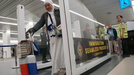 Ada Corridor Gate, Jamaah Haji Asal Jakarta dan Surabaya Tidak Perlu Antre Imigrasi. (Foto: Dok. Direktorat Jenderal Haji)