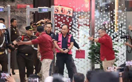 Kejagung menetapkan Mantan Kepala BGN, Dadan Hindayana sebagai tersangka dalam kasus dugaan korupsi tata kelola program MBG. (Foto: iNews Media/Arif Julianto)