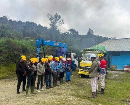 Tembus Medan Berat, PLN Hadirkan Listrik 24 Jam untuk 1.396 Rumah Tangga di Pegunungan Arfak. (Foto: Doc PLN)