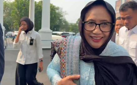 Pakai Kebaya Biru, Nanik S Deyang Tiba di Istana Jelang Dilantik Jadi Kepala BGN
