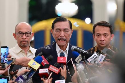 Luhut Sebut Bansos Tak Lagi Berbentuk Barang, Tapi Cash Transfer Rp5,4 Juta per Orang (FOTO:Dok Ist)