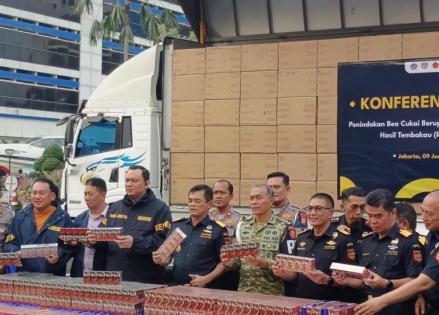 Bea Cukai Bongkar Peredaran 8,9 Juta Batang Rokok Ilegal, Cegah Kerugian Negara Rp8,6 Miliar. Foto: iNews Media Group.