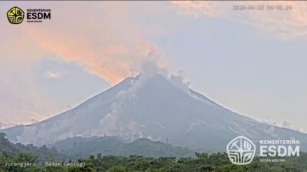 Gunung Merapi Luncurkan Awan Panas 2 Kilometer, Status Masih Siaga