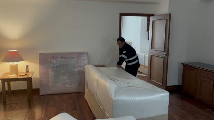 Intip Situasi Terkini Proses Pengosongan Barang-Barang Peninggalan Eks Hotel Sultan. (Foto Riyan Rizki/IMG)