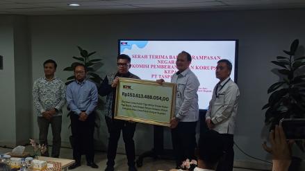 KPK Serahkan Rp153,61 Miliar ke Taspen dari Pemulihan Aset Kasus Korupsi Investasi Fiktif. (Foto: iNews Media Group)