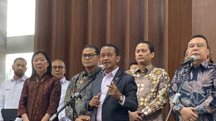 Bahlil Turunkan Harga Gas Industri Jadi USD13 per MMBTU. (Foto: Achmad Al Fiqri/iNews Media Group)