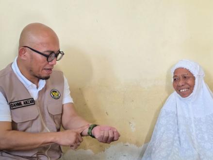 Wamenhaj Salurkan Bantuan ke Jamaah Haji yang Terlilit Utang. (Foto: Dok. Kemenhaj)