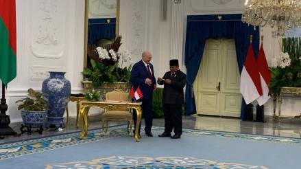 Prabowo Terima Hadiah Pulpen Emas dari Presiden Belarus Aleksandr Lukashenko. (Foto: Sekretariat Presiden)