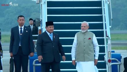 Prabowo Sambut Kedatangan PM India Narendra Modi di Pangkalan TNI AU Halim (FOTO:Dok BPMI Setpres)