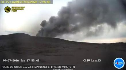 Gunung Anak Krakatau Keluarkan Asap Hitam Tebal, Status Level III Siaga (FOTO:Dok Ist)