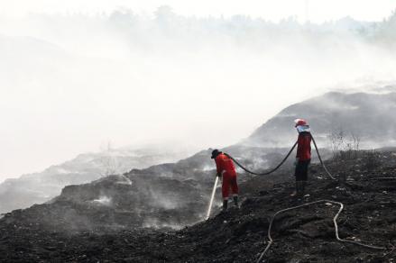 Pemadaman Kebakaran TPA Jatiwaringin Hari ke-7, 45 Persen Berhasil Dipadamkan. (Foto: BNPB)
