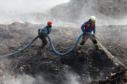 Progres Pemadaman Kebakaran TPA Jatiwaringin Hari ke-9, Titik Api Sisa 30 Persen. (Foto: BNPB)