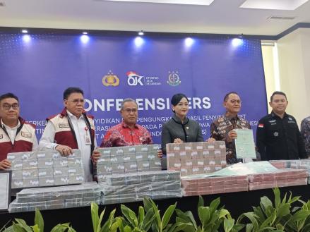 OJK Ungkap Kasus Pidana Asuransi Jiwa Prolife Indonesia, Sita Uang Rp113,97 Miliar. (Foto: Rohman Wibowo/iNews Media Group)