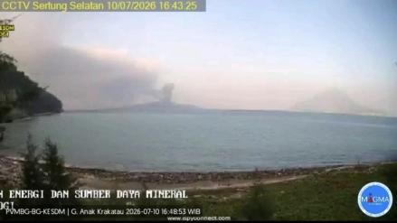 Gunung Anak Krakatau Erupsi Sore Ini, Tinggi Abu hingga 250 Meter (FOTO:Dok Ist)