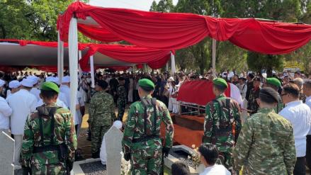 Prosesi Militer Iringi Pemakaman Rachmat Gobel di TMP Kalibata. (Foto Tangguh/IMG)