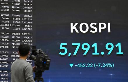 KOSPI Korsel Jatuh Hampir 9 Persen, Saham Chip SK Hynix dan Samsung Tumbang. (Foto: Getty Images)