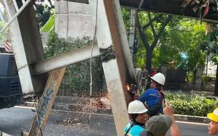 JPO yang Ditabrak Truk Dibongkar, Jalan Tendean Macet Parah