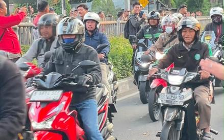 Tak Sabar Tunggu Jalan Dibuka, Pengemudi Motor Kompak Bunyikan Klakson Usai Pembongkaran JPO Tendean  (Foto: Ravie Wardhani/iNews Media Group)