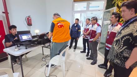 OJK Serahkan Tersangka dan Barang Bukti Kasus Asuransi Jiwa Prolife ke Kejaksaan Negeri Jaksel (FOTO:Dok OJK)
