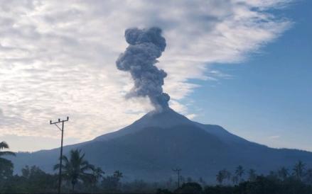 Gunung Lewotobi Laki-laki Erupsi Pagi Ini, Luncurkan Abu Vulkanik 1.600 Meter