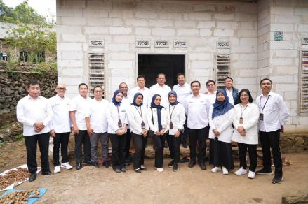 Danantara Dukung Penguatan Ekonomi Kerakyatan, Tinjau Langsung Pemberdayaan Nasabah PNM di Mojokerto. Foto: PNM.