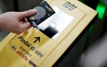 Bank Mandiri mendukung pembayaran berbasis standar Europay, Mastercard, Visa (EMV) global untuk kartu nirsentuh di layanan MRT Jakarta. (Foto: Ist)