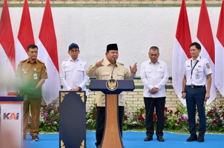 Prabowo Minta KAI Pasang Pintu Perlintasan Otomatis Demi Cegah Kecelakaan. (Foto: Dok. BPMI Setpres)