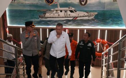 Kemenhub segera melakukan investigasi untuk mengungkap penyebab kebakaran KM Mutiara Sentosa II setelah proses evakuasi selesai dilakukan. (Foto: Dok. Kemenhub)