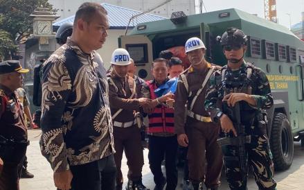 Klimis, Berompi Pink dan Diborgol, Begini Penampakan Eks Jampidsus Febrie Adriansyah (Foto: Danandaya/iNews Media Group)