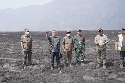 Menko PMK Sebut Masih Tersisa Dua Titik Api Karhutla Bromo, Pemadaman Dikebut (FOTO:Dok Ist)