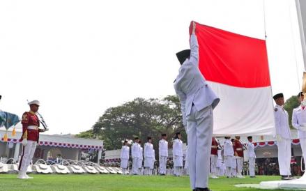 Momen Sang Saka Merah Putih Berkibar saat Upacara HUT ke-81 RI
