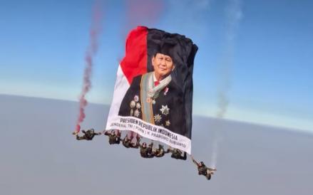 Foto Presiden Prabowo Berkibar di Udara saat HUT ke-81 RI