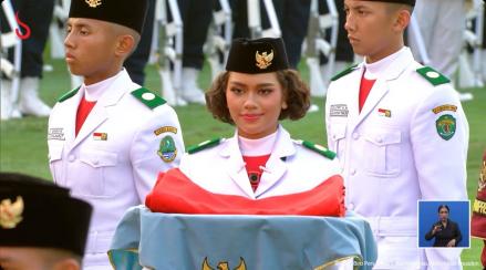 Neeltje Deliana Putri Papua Pembawa Baki Upacara Penurunan Bendera HUT ke-81 RI di Istana. (Foto YT Setpres)