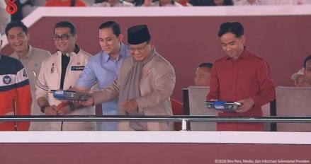 Prabowo-Gibran Dapat MBG saat Karnaval Nusantara di Monas (FOTO:Dok Ist)