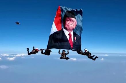 Kopassus TNI Kibarkan Foto Prabowo saat HUT RI, Istana: Bentuk Kebanggan Prajurit. (Foto: Dok. BPMI)