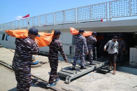 KRI Bung Hatta Dikerahkan, Distribusikan Bantuan untuk Korban Gempa NTT. (Foto: BNPB)