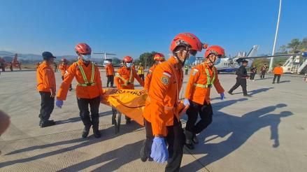 Kelelahan Saat Distribusi Bantuan, Satu Relawan Kemanusiaan Gempa NTT Gugur. (Foto: Basarnas)