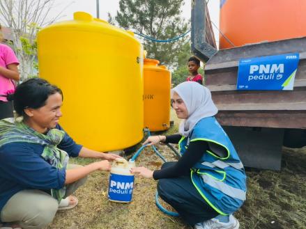 PNM Peduli Hadirkan Akses Air Bersih untuk Pengungsi Gempa NTT. (Foto: PNM)
