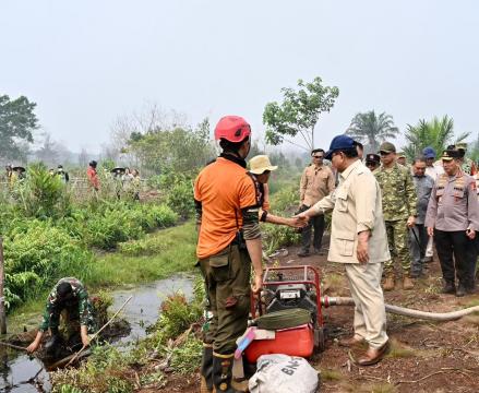 Prabowo Optimistis Karhutla di Kalimantan Segera Terkendali. (Foto: BPMI Setpres)