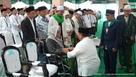 Hadiri Muktamar NU, Ini Momen Prabowo Sungkem ke KH. Nurul Huda Djazuli (FOTO:Dok Ist)