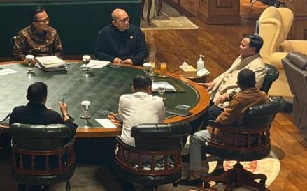 Presiden Prabowo Subianto memanggil Menteri Investasi dan Hilirisasi serta CEO Danantara Rosan Roeslani, Menteri ESDM Bahlil Lahadalia. (Foto: Dok. Setkab)