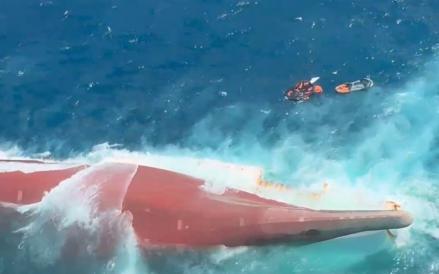 Penampakan Kapal KM Virgo Transport 8 yang Terbalik di Tengah Laut Usai Dihantam Ombak Besar