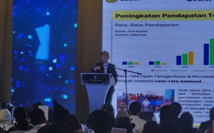 Menteri ESDM, Bahlil Lahadalia mengungkap penyebab antrean panjang pembelian BBM di SPBU di Makassar, Sulawesi Selatan. (Foto: iNews Media/Iqbal Dwi Purnama)