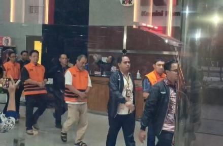 KPK Tetapkan Delapan Tersangka Suap dan Gratifikasi HGB di Bogor, Begini Kronologinya. (Foto: Nur Khabibi/iNews Media Group)