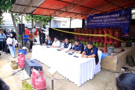 Bareskrim Polri Ungkap Penyalahgunaan LPG Subsidi, 910 Tabung Disita. (Foto: Puteranegara/iNews Media Group)
