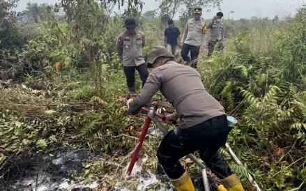 Tangani Karhutla di Taman Nasional Berbak, Polda Jambi Gunakan 1.400 Liter Cairan X-Fire 