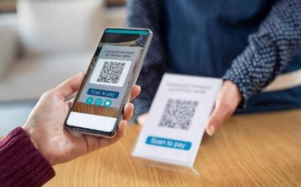 Transformasi digital terus mengubah pola transaksi masyarakat Indonesia yang kini mulai menggemari dompet digital atau e-wallet. (Foto: iNews Media Group)