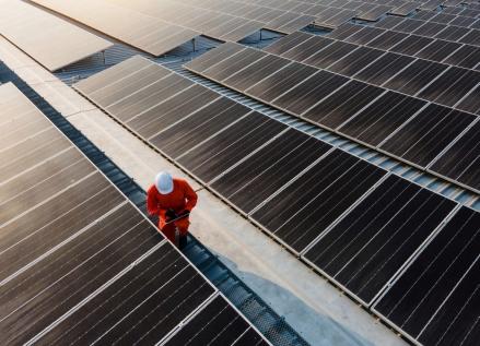 Kejar Target PLTS 100 GWp, Bahlil Pangkas Birokrasi Tender, Simak Kinerja Sahamnya. (Foto: Getty Images)