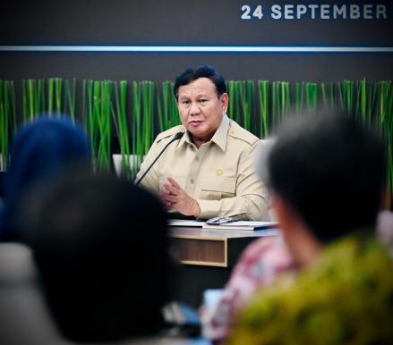 Bahas Karhutla, Prabowo Kesal Masih ada Perda yang Bolehkan Warga Bakar Lahan: Ini Nipu (FOTO:Dok BPMI Setpres)